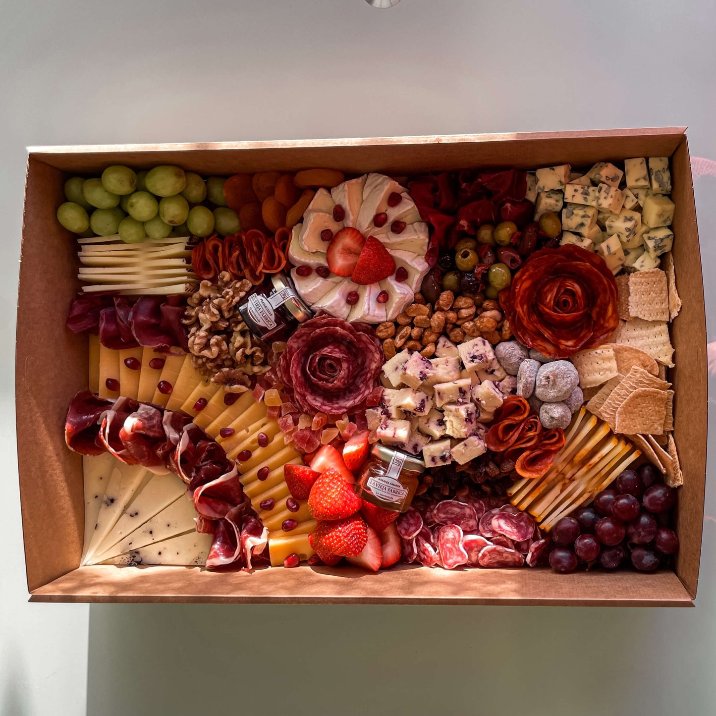 caja de quesos a domicilio en Madrid para eventos, reuniones de navidad o de amigos, con la mejor selección e ibéricos