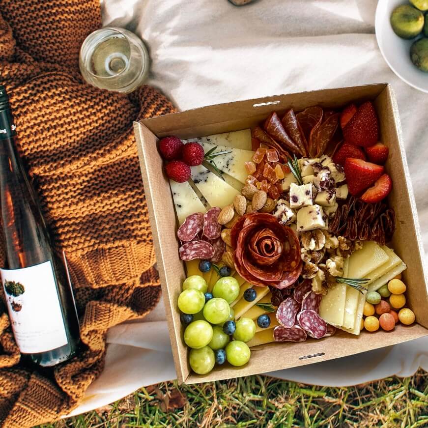 sorprende a tu pareja con una caja de quesos plan original unico a domicilio disfruta de aniversario en madrid