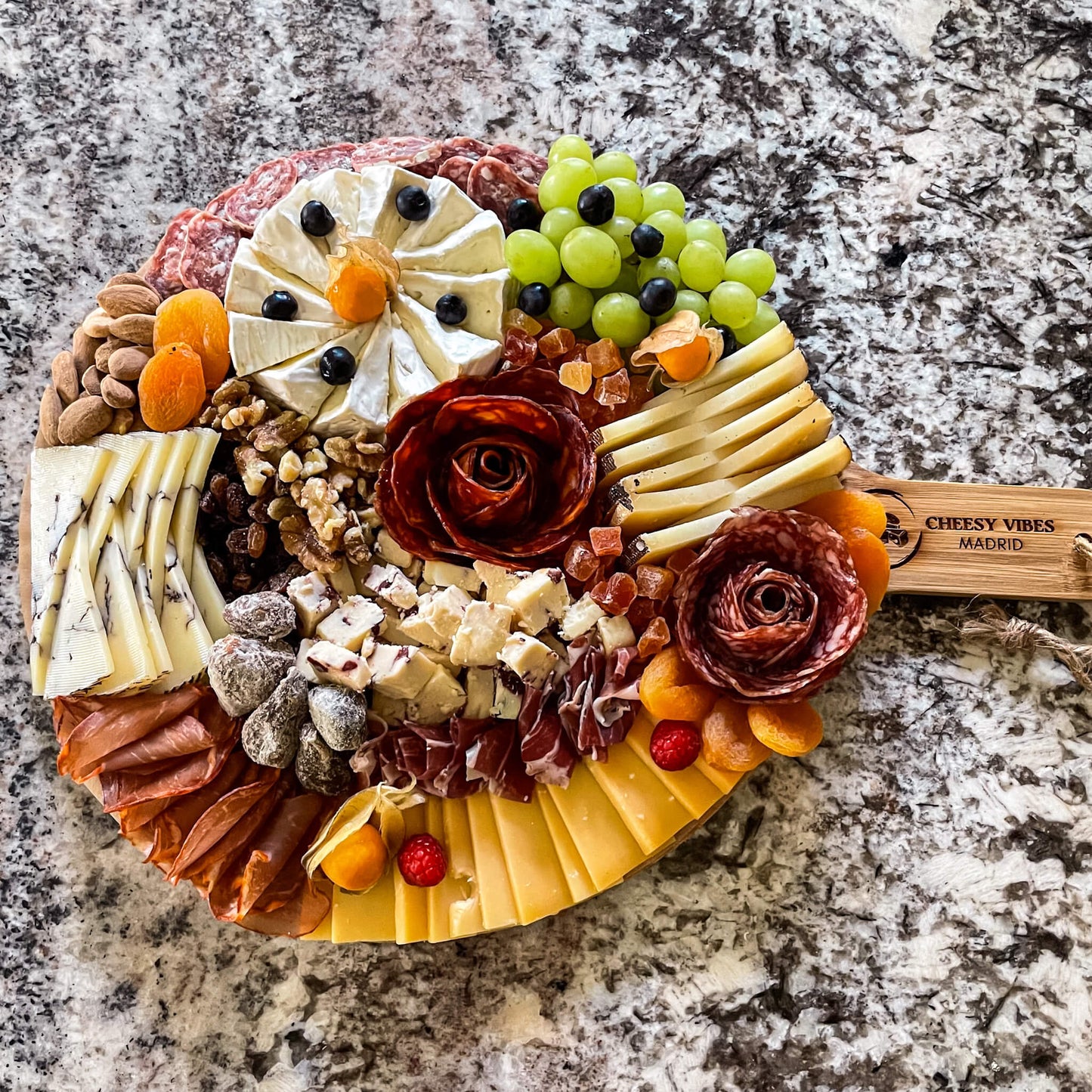tabla de quesos redonda ideal para decorar la mesa en fiestas y reuniones familiares eventos en madrid