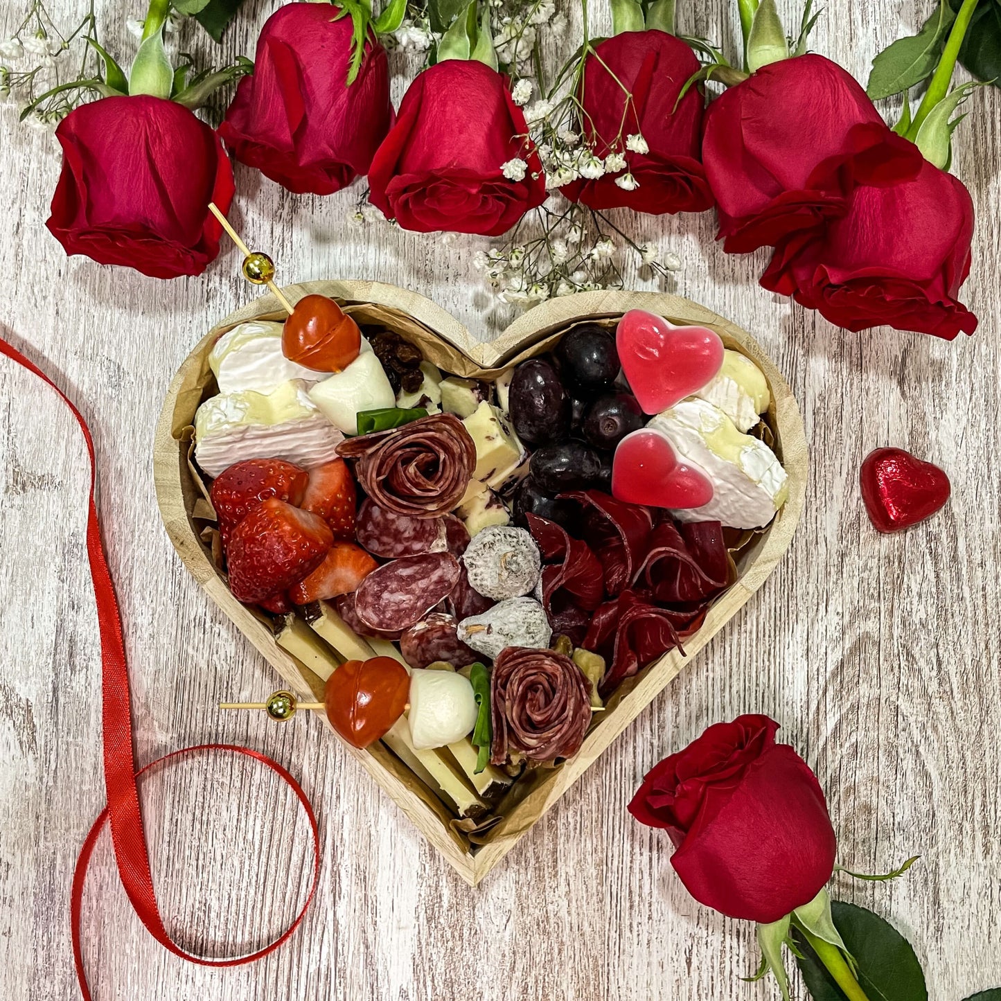 caja de madera con forma de corazon regalo unico y original para enamorar a tu pareja y novia con tabla de quesos e ibericos en madrid