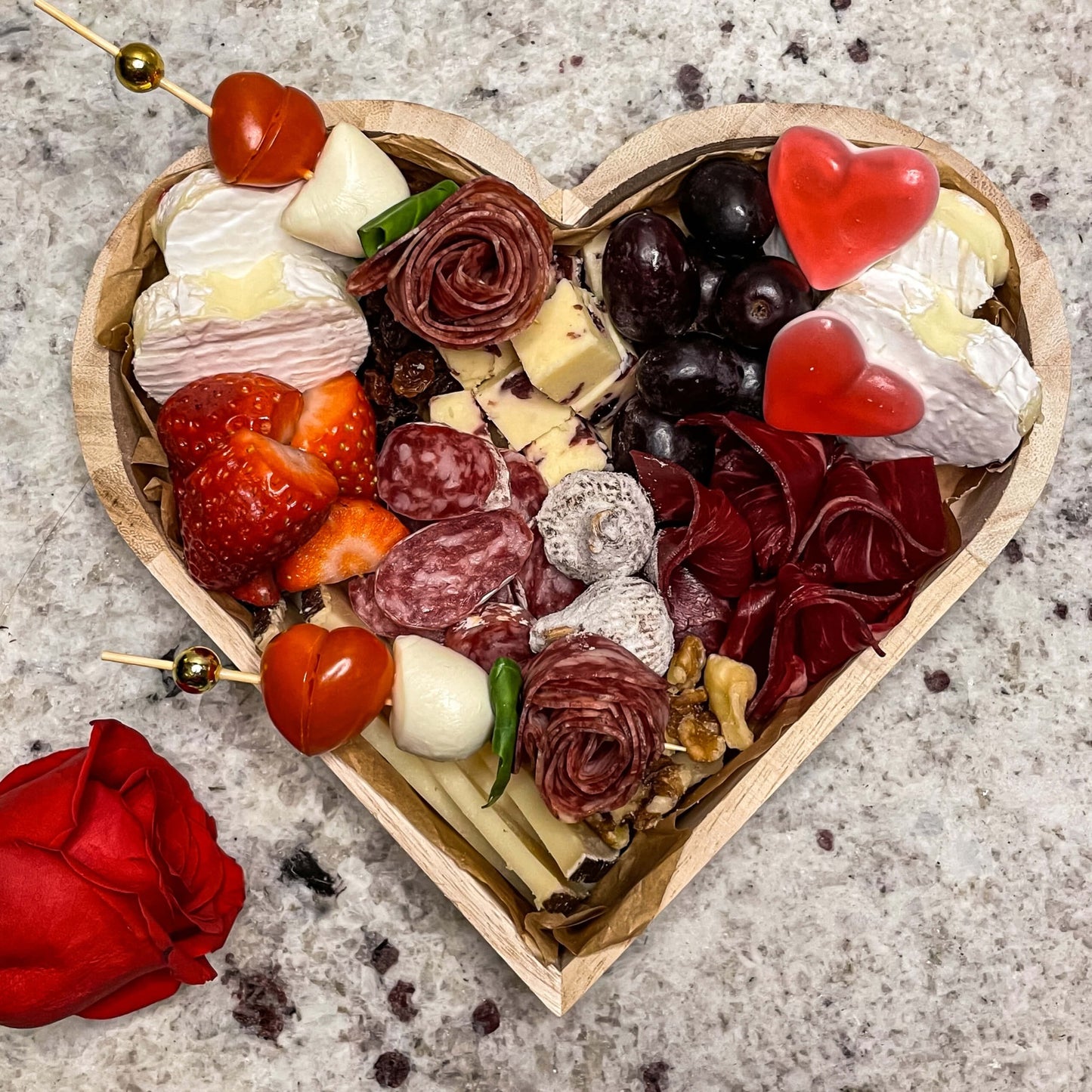 regalo para este san valentin y muy romantico sorprende con una caja de quesos e ibericos unica e original en madrid