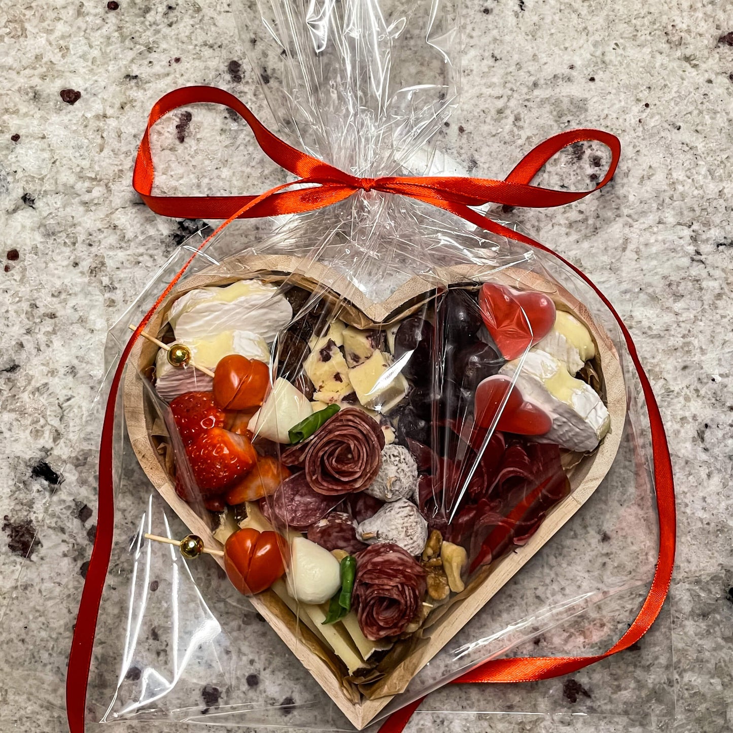 ragala esta tabla de quesos romantica a tu pareja o novia por san valentin o por aniversario y cumpleaños perfecto para regalar en madrid