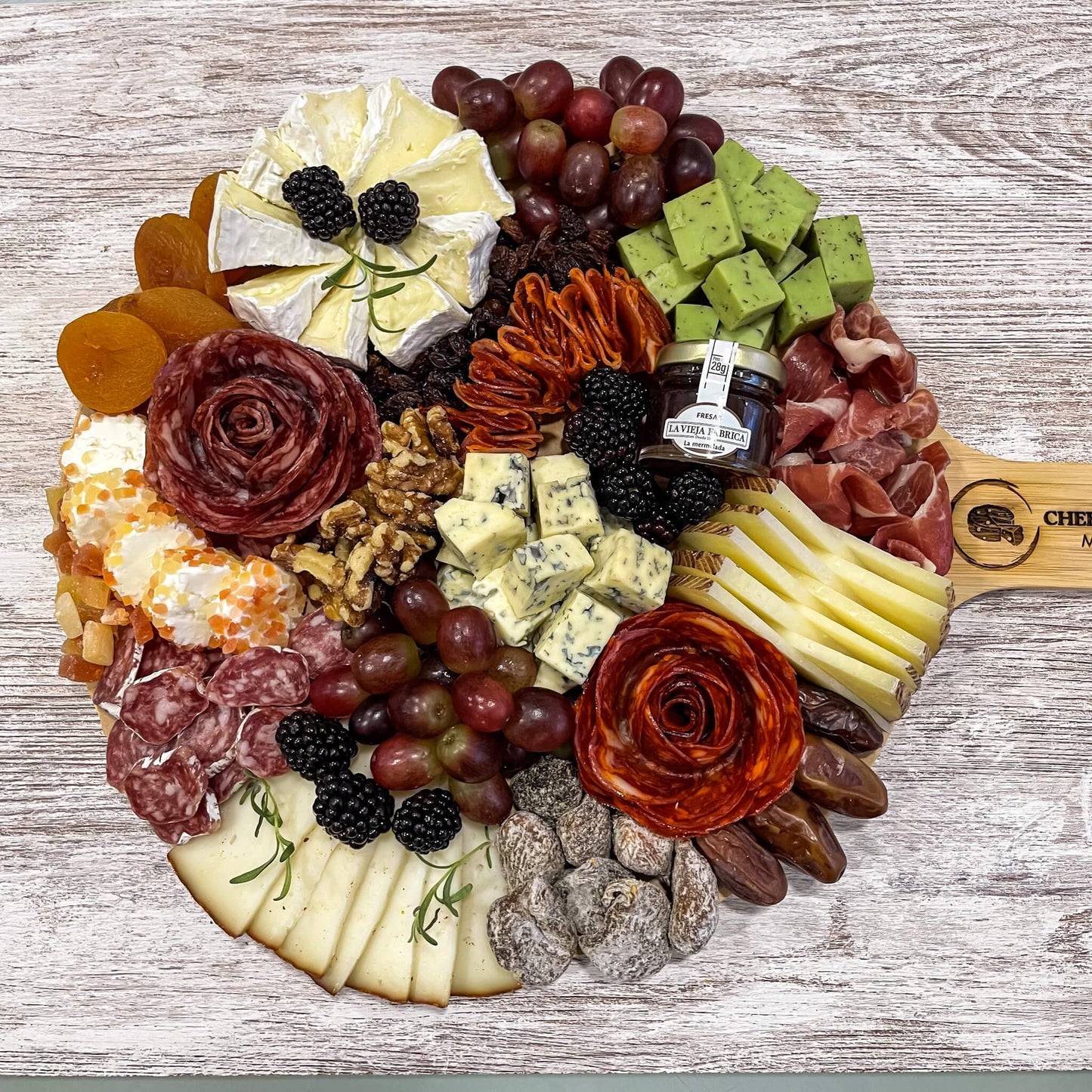 tabla de quesos e ibericos madera personalizada regalo unico y original para navidades y reyer magos en madrid