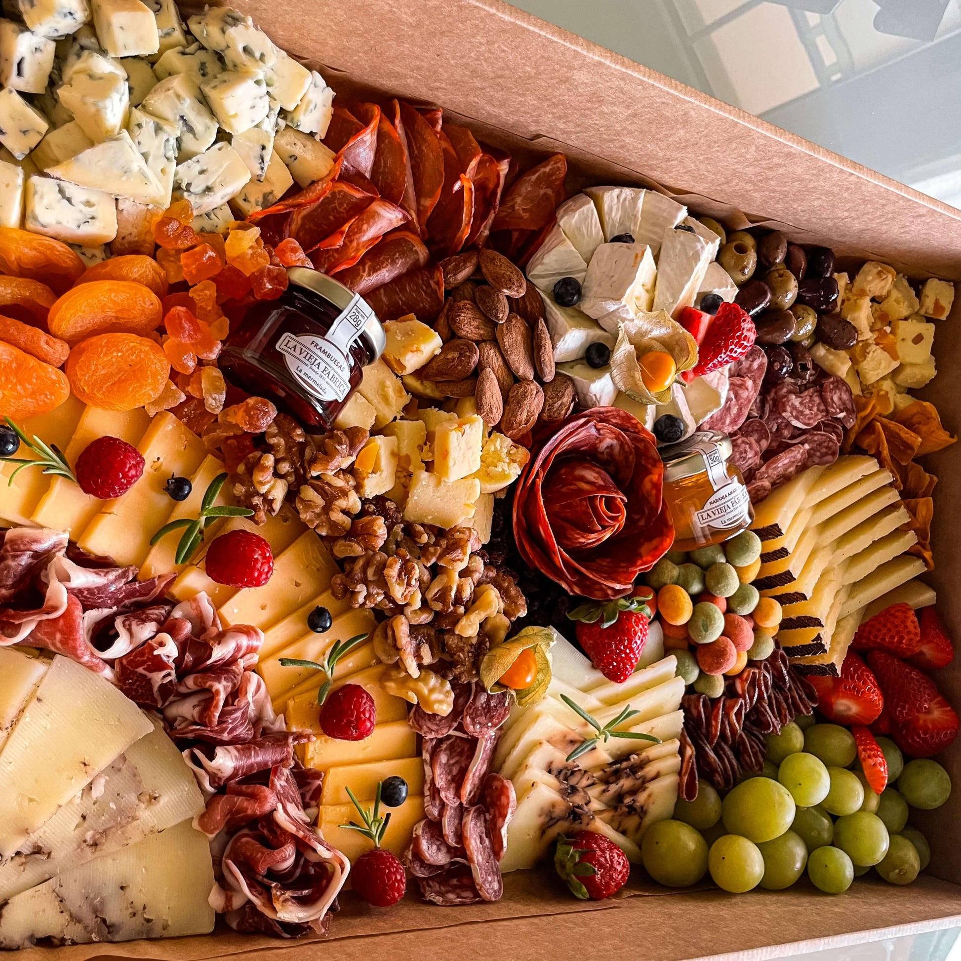 caja de quesos e ibericos para adornar tu mesa estas navidades y en familia. Tabla muy colorida y llena de sorpresas que gustaran a todos tus invitados