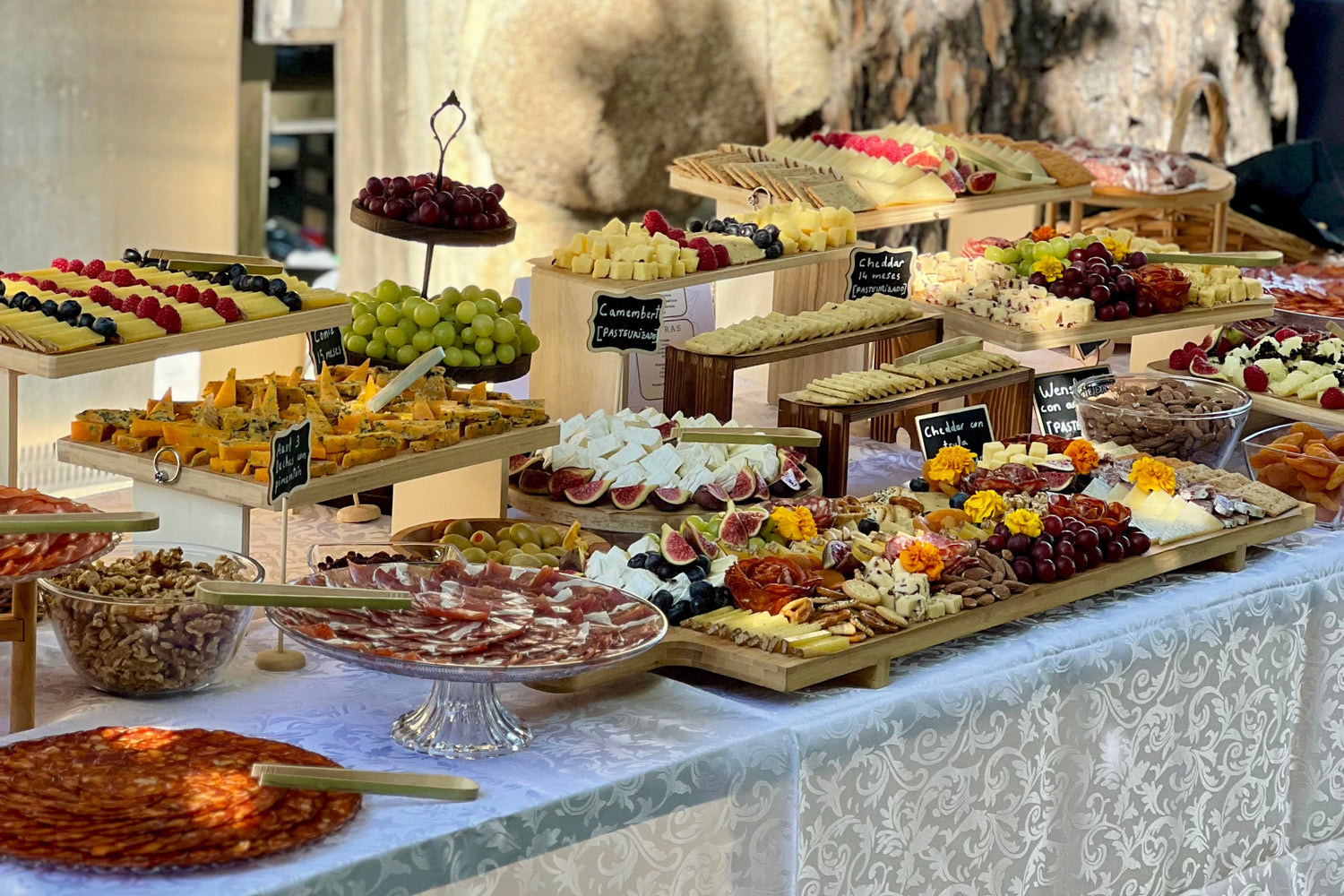 Mesa de quesos e ibericos para todo tipo de eventos catering madrid