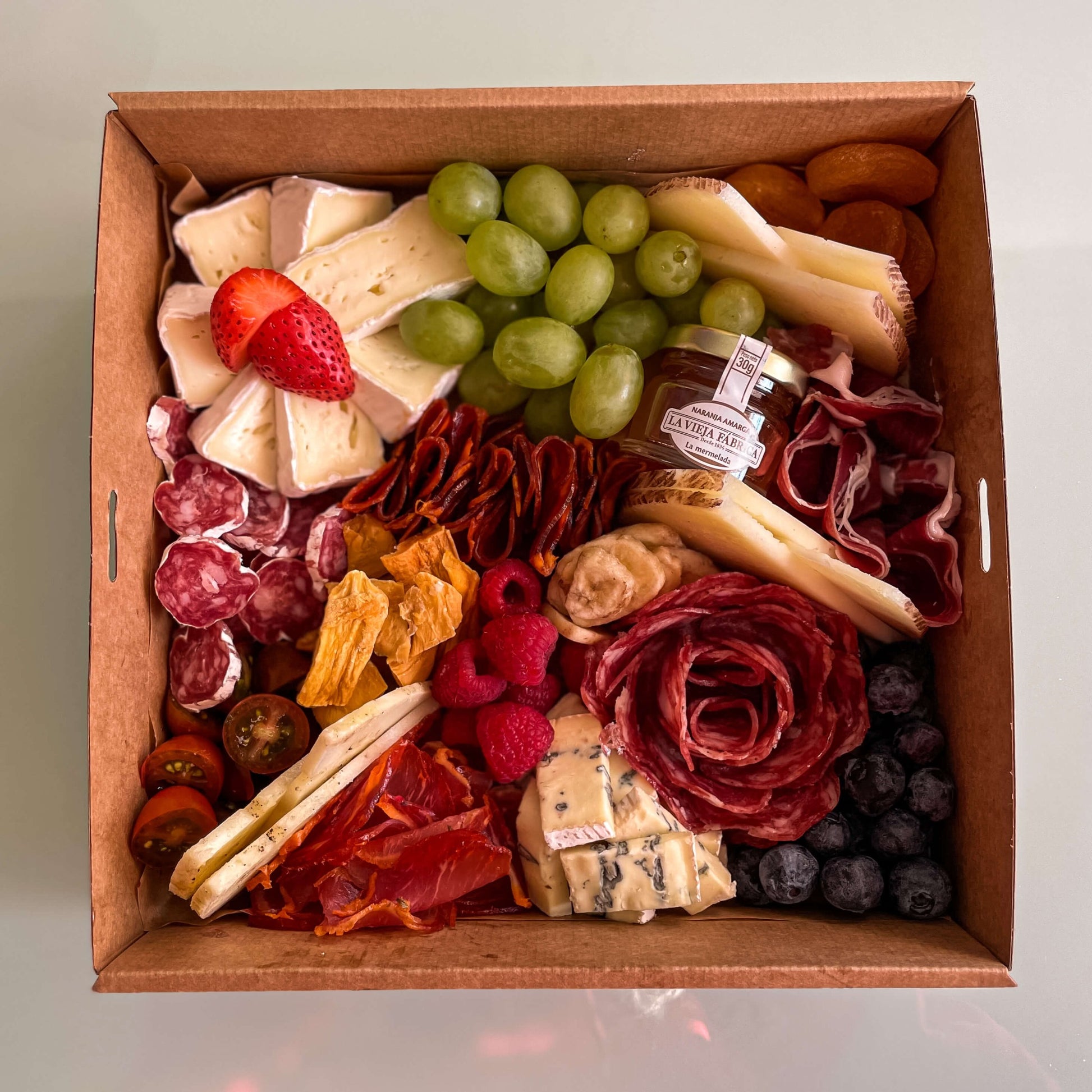 tabla de quesos y embutido para cenar citas aniversario en madrid queso manchego uvas y vegano